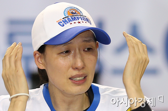 [포토] 눈물 쏟는 전주원 코치