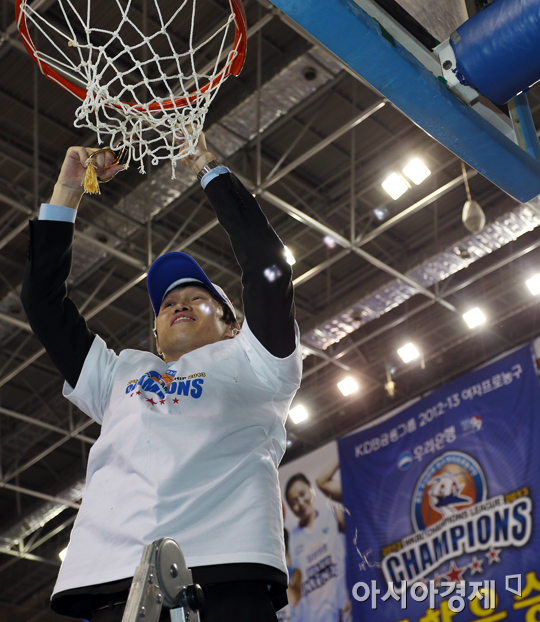 [포토] 위성우 감독, 그물 컷팅