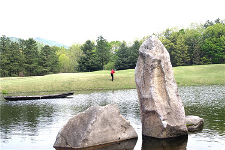  경기도 여주 캐슬파인골프장의 대형 호수 위에 남성 성기 모양의 큰 바위가 골퍼들에게 웃음을 준다. 