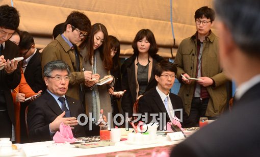 [포토]김중수 총재, 기준금리 주요국의 흐름도 봐야...