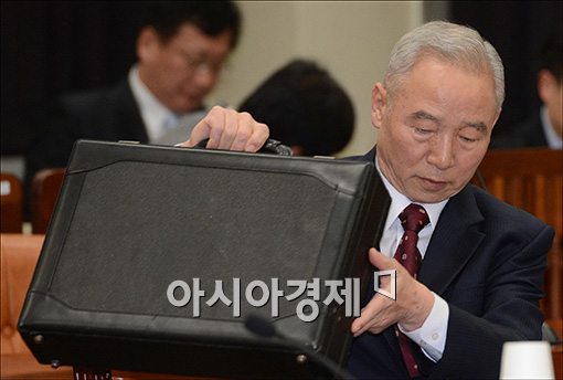 [포토]국정원장 후보자의 가방