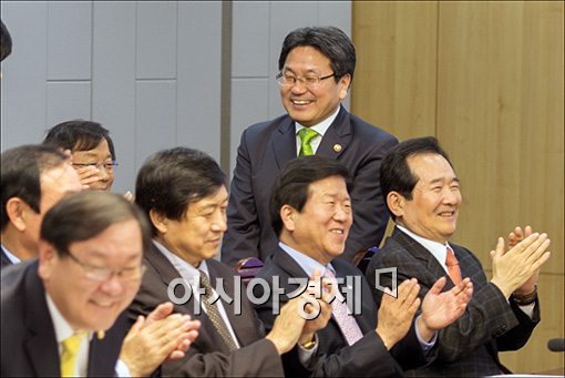 [포토]박수 받는 강기정 의원