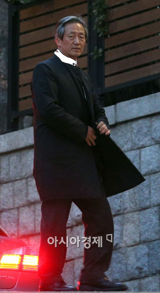 [포토]故정주영 회장 제사 참석하는 정몽준 의원 