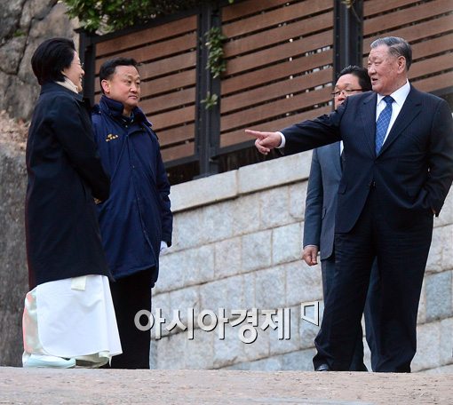 [포토]지인들과 이야기 나누는 정몽구 회장 