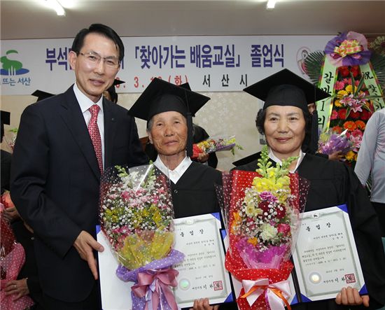 화제의 주인공인 시어머니 문남열(가운데, 85)씨와 며느리 김향초(오른쪽, 65)씨가 이완섭 서산시장과 기념사진을 찍고 있다.