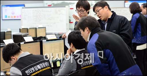 [포토]사태파악 중인 인터넷침해대응센터 직원들