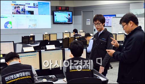 [포토]여전히 확인 중인 인터넷침해대응센터 직원들
