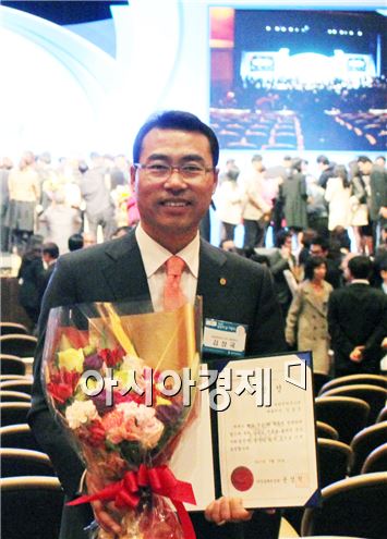 비타민 하우스 김상국 대표가 지식경제부 장관상을 수상하고 기념촬영을 하고 있다.