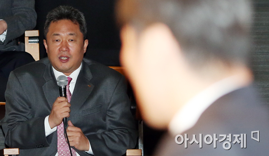 [포토] 전창진 감독 '나도 (서)장훈이에게 궁금한게 있어요'