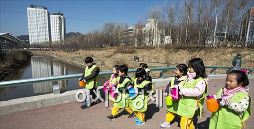 [포토]'한방울의 물도 흘리지 않기!'