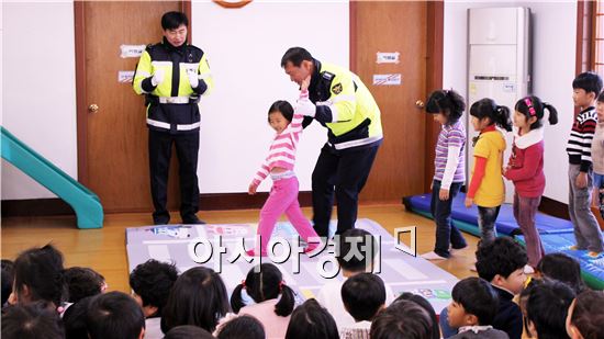 함평경찰, 어린이집 방문 ‘안전하게 길 건너기’ 교통안전 교육