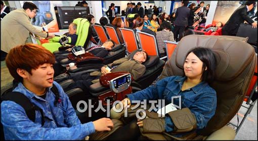 [포토]의료기기 시연하는 시민들