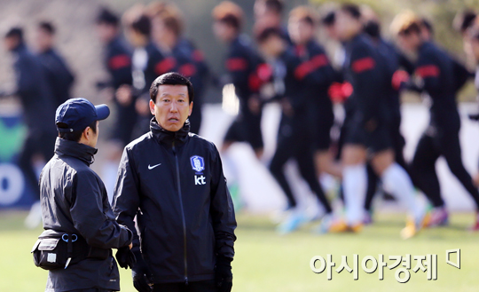 [포토] 훈련하는 축구국가대표팀과 최강희 감독
