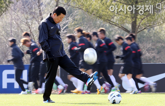 [포토] 훈련하는 축구국가대표팀과 최강희 감독