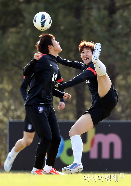 [포토] 손흥민 '어이쿠 늦었네'