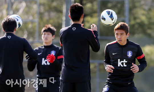 [포토] 구자철 '공을 끝까지 봐야지'