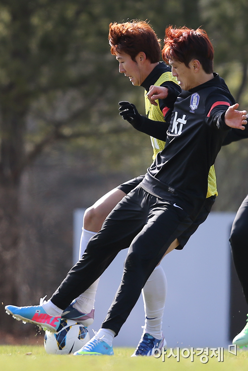 [포토] 손흥민-이청용 '대표팀 주전 향한 선의의 경쟁'