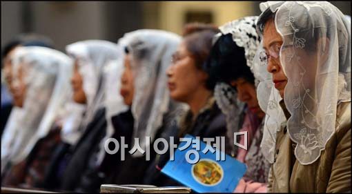 [포토]새 교황 프란치치스코 즉위, 미사드리는 신자들