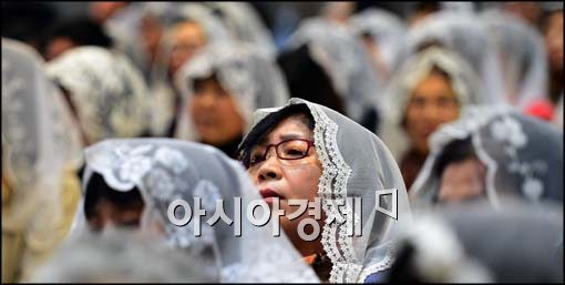 [포토]새 교황 즉위 미사 드리는 신자들