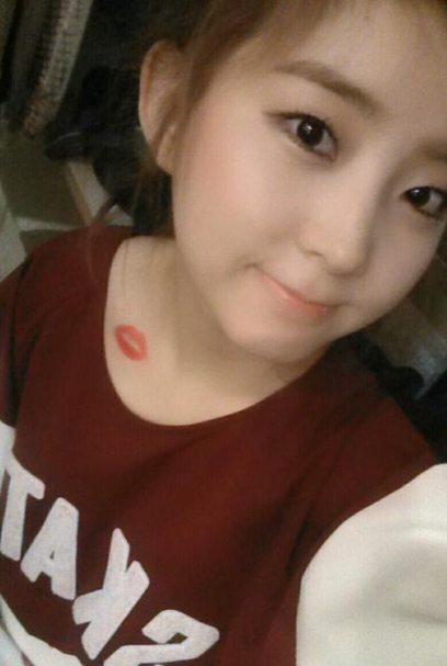 권소현 키스마크 포착…'귀요미 벗고 섹시'