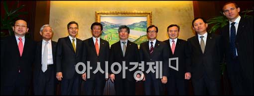 [포토]시중 은행장들과 함께하는 김중수 한은 총재