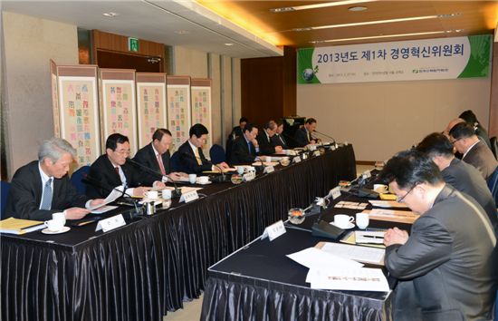 지난달 27일 열린 한국수력원자력의 2013년도 제1차 경영혁신위원회에 참석한 경영진들이 '경역혁신' 방안에 대해 열띤 토론을 벌이고 있다.