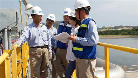 멕시코 만사니요 LNG터미널 설비에서 한국가스공사 직원들이 현장 점검을 하고 있다.