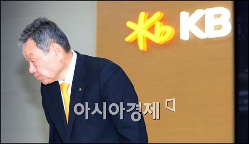 [포토]인사하는 어윤대 회장