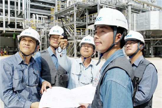 한국가스안전공사 직원들이 국내 주요 가스시설 안전 진단을 하는 모습.