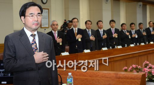 [포토]국민의례하는 부장판사들 