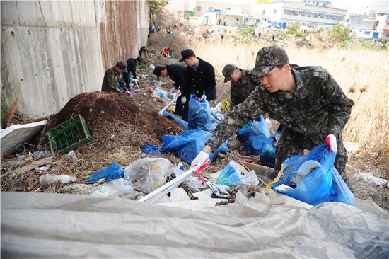 [포토]해군 3함대, 환경 지킴이 역할 ‘톡톡’