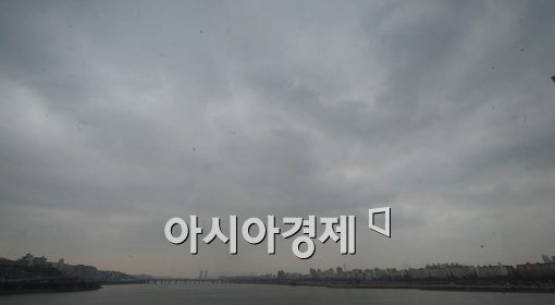 [포토]햇빛을 찾아볼 수 없는 서울하늘 
