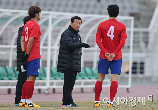 [포토] 최강희 감독 '정인환-곽태휘, 너희가 수비의 중심이란 말야'