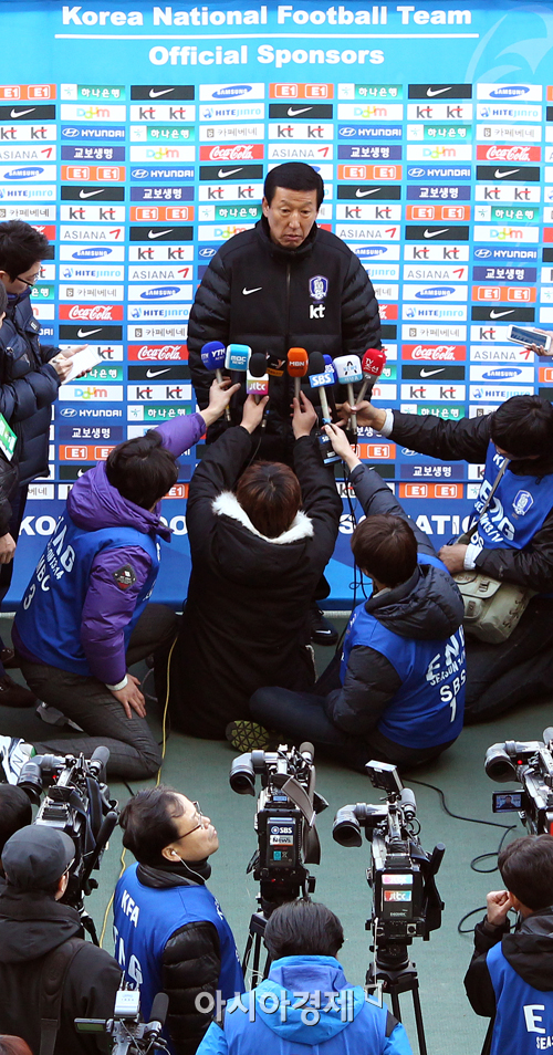 [포토] 자체평가전 브리핑하는 최강희 감독