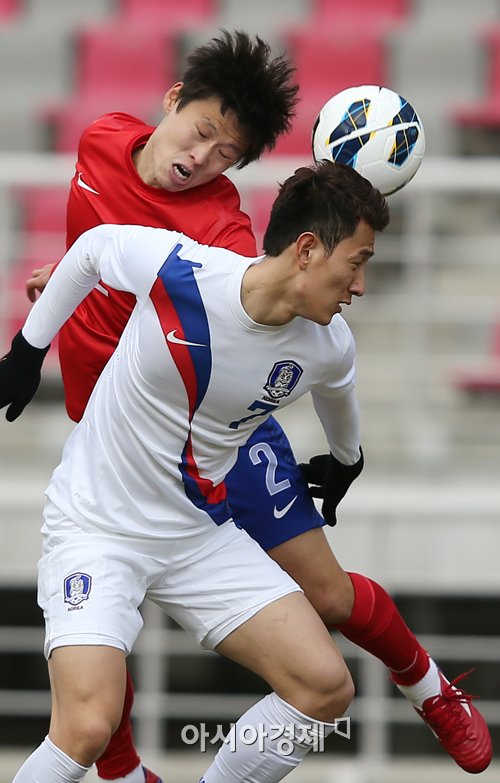 [포토] 축구국가대표팀 청백전, 헤딩 다투는 박원재-지동원