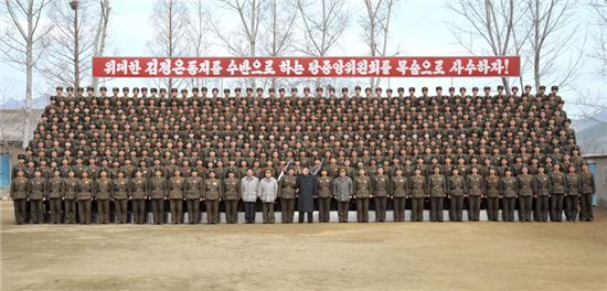 ▲ 북한 김정은 국방위원회 제1위원장이 22일 인민군 제1973군부대를 찾아 장병들과 기념사진 촬영을 하고 있다.(출처 : 노동신문) 