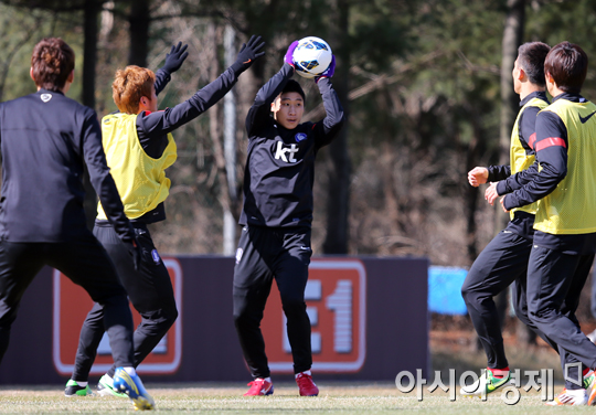 [포토] 이근호 '어디로 줄까~'
