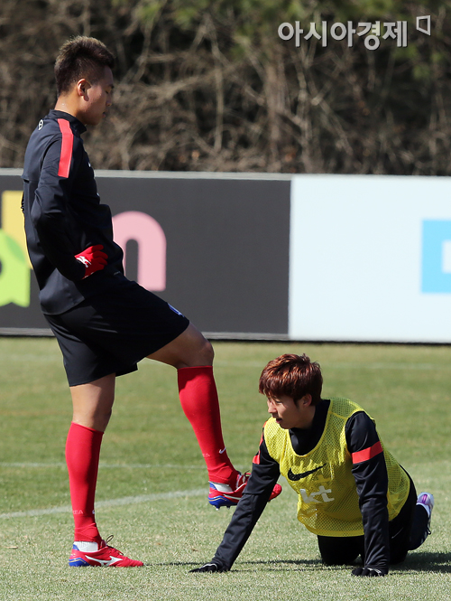 [포토] 김신욱 '(손)흥민이 푸시업 똑바로 안하니~'