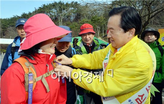 [포토]산불조심 리본 달아주는 강운태 광주시장 