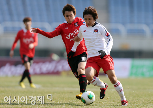 [포토] 공 다투는 임창균-윤동헌