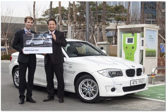BMW 코리아, 세종시 환경부에 친환경 전기차 전달