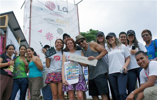 ▲LG전자가 공식 후원해 지난 23~24일 파나마에서 열린 환경축제 '페스티벌 아비에르토'에 참석한 방문객들이 행사를 즐기고 있다.