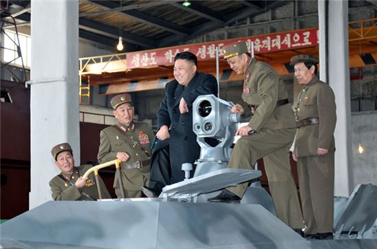▲ 북한 김정은 국방위원회 제1위원장이 24일 인민군 제1501군부대를 방문해 전투태세를 점검하고 있다.(출처 : 노동신문) 