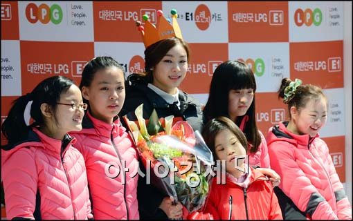 [포토]동천의 집 피겨선수들과 기념촬영하는 김연아