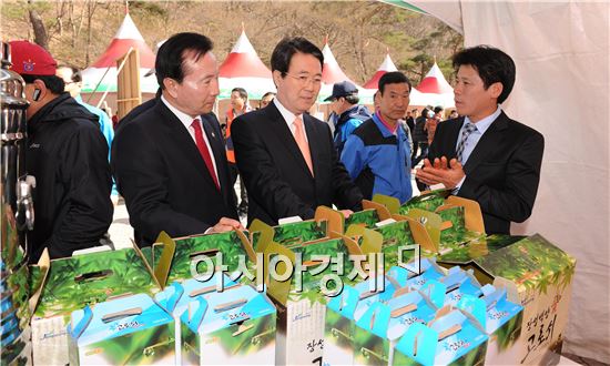 김양수 장성군수(오른쪽에서 세번 째)가 고로쇠 판매장에서 관계자들로부터 이야기를 듣고 있다. 