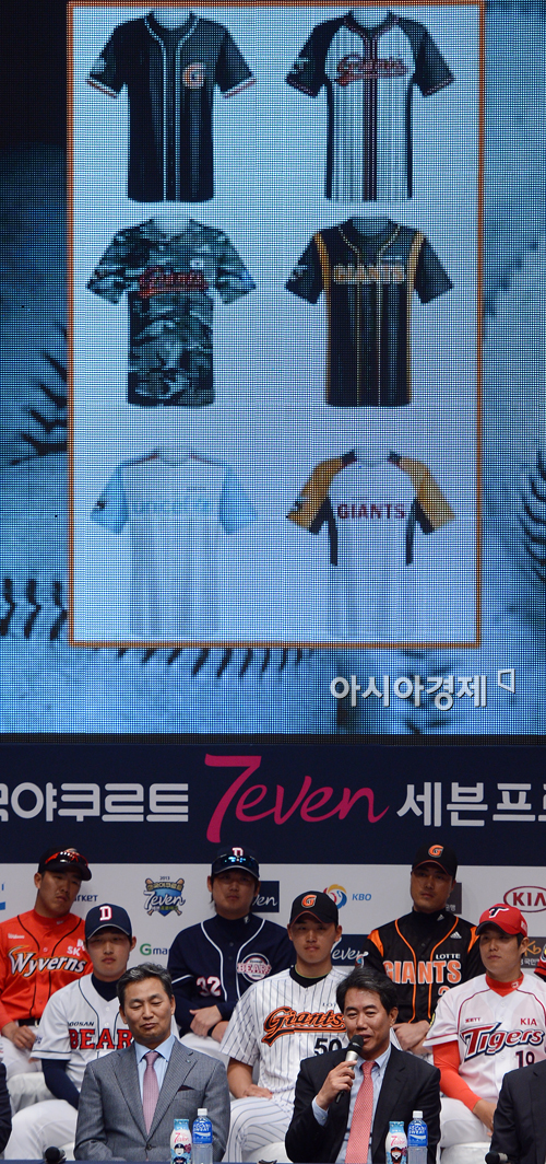 [포토] 김시진 감독 '가장 마음에 드는 유니폼은?'