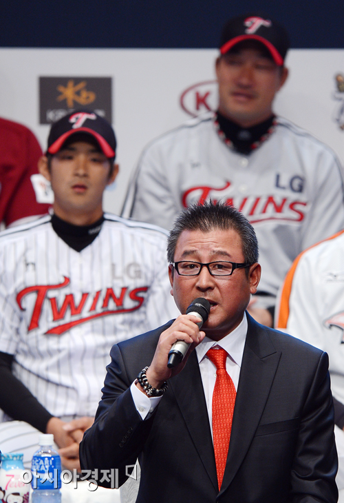 [포토] 김기태 감독 '올해는 유광점퍼 사셔도 좋습니다'