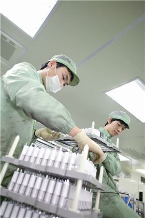 ▲삼성SDI 천안사업장에서 제조라인 직원들이 2차전지 제품을 살펴보고 있다.