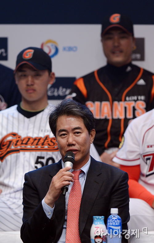 [포토] 김시진 감독 '고향팀에서 잘 해보겠습니다'