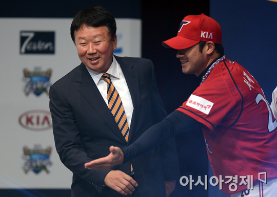 [포토] 서재응 '감독님, 인사는 하고 들어가셔야죠~'